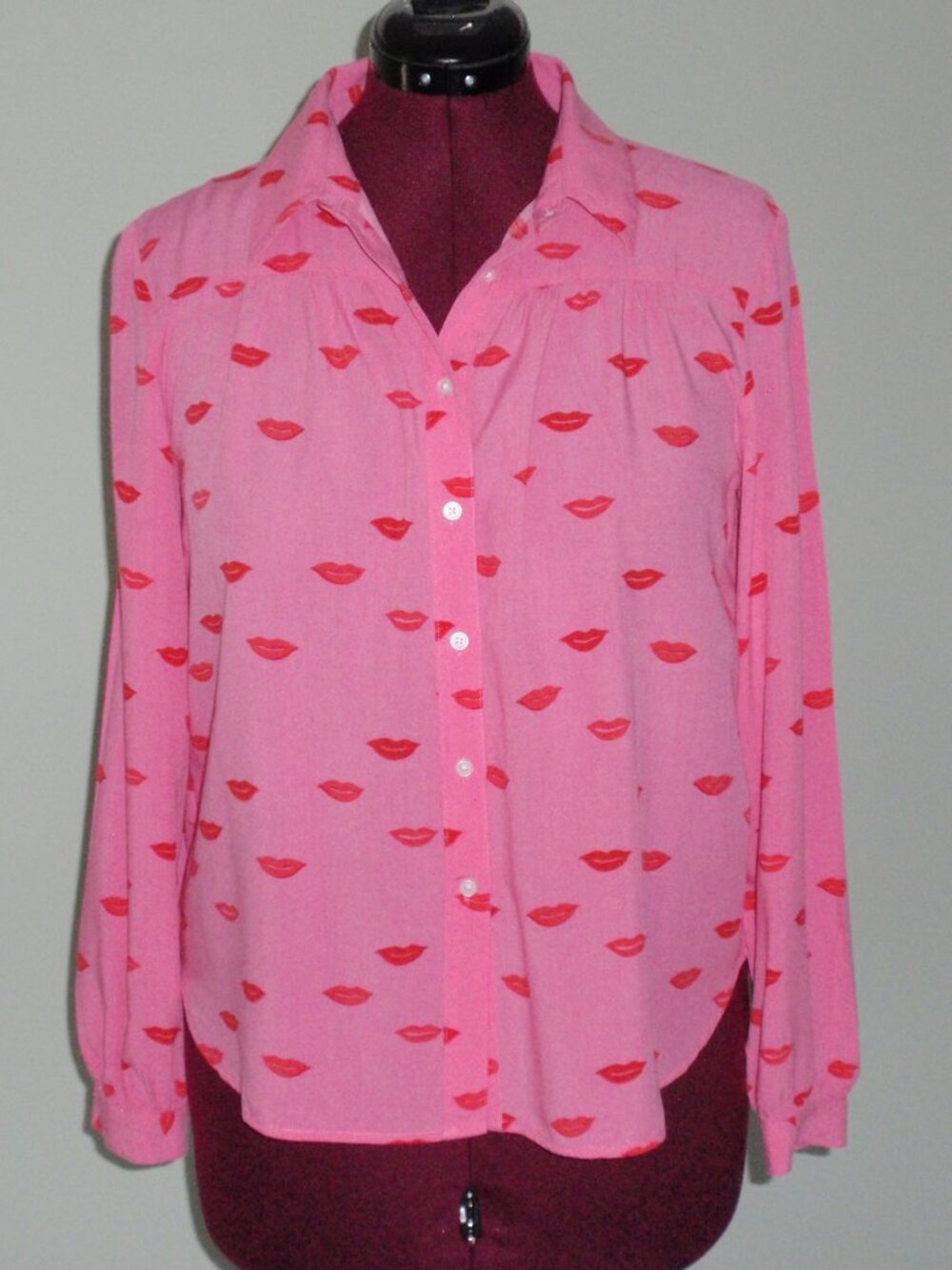 Loft Outlet Women’s Blouse Size M Petite Pink Red Lips Button Up Long Sleeve